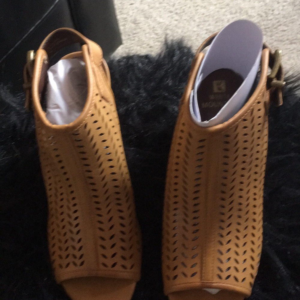 NWOT white mountain sandals